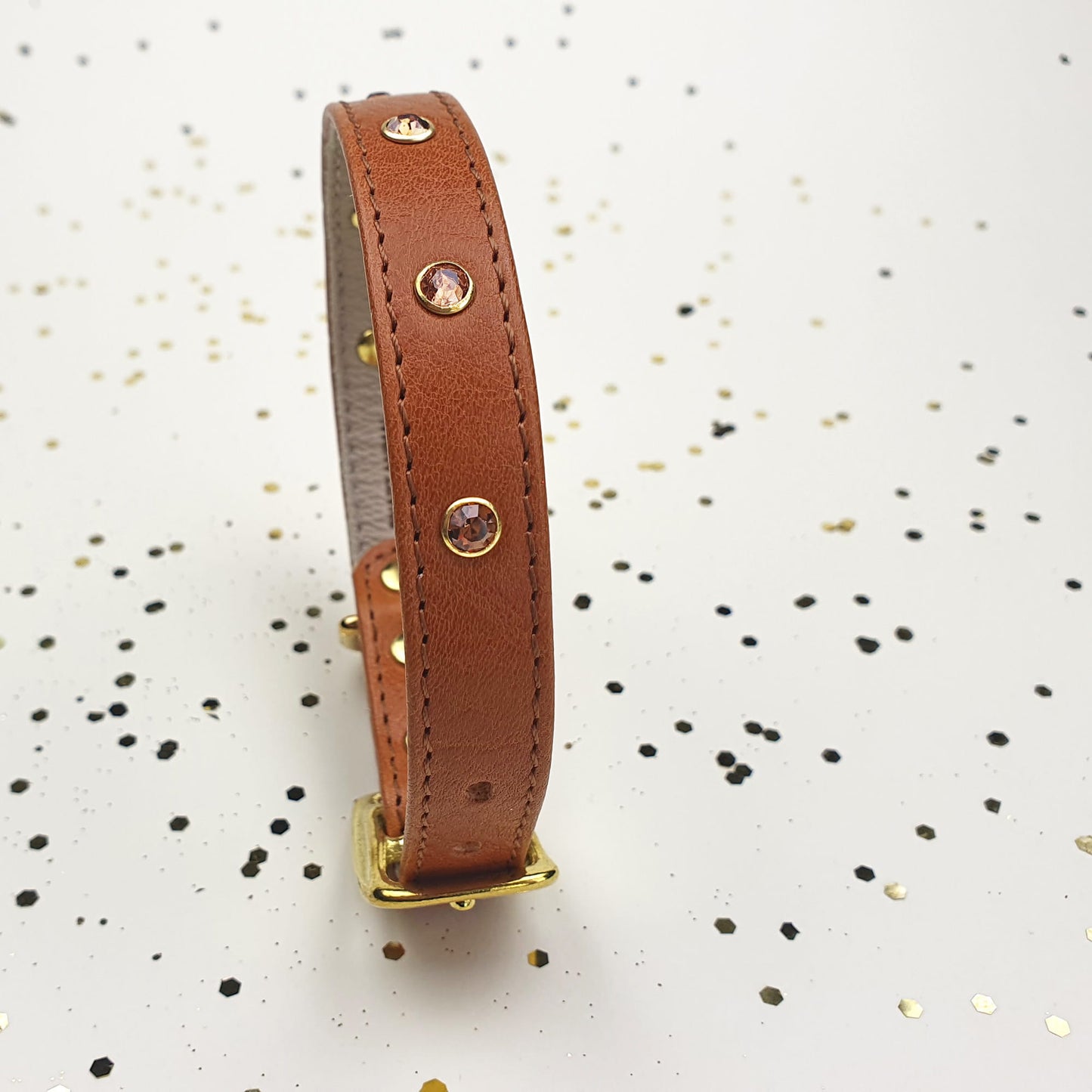 Glamour Hundehalsband aus Leder - Karamell, goldene Kristalle